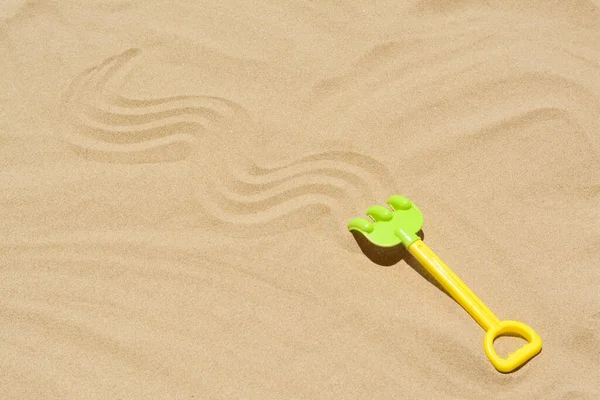 Πλαστική Τσουγκράνα Στην Άμμο Χώρος Για Κείμενο Παιχνίδι Στην Παραλία — Φωτογραφία Αρχείου