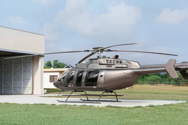 격납고 근처의 벌판에 아름다운 헬리콥터 — 스톡 사진