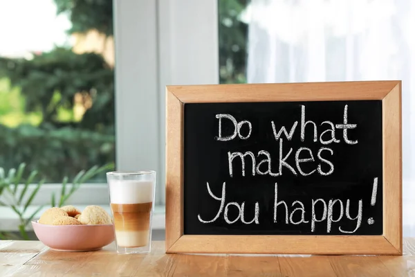 Pizarra Con Frase What Makes You Happy Café Galletas Mesa — Foto de Stock