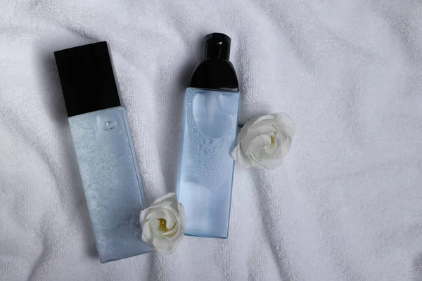 Lüks Kozmetik Ürünler Beyaz Havlunun Üzerinde Güzel Çiçekler Düz Yatış — Stok fotoğraf