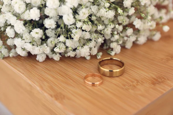 Pierścienie Zaręczynowe Piękny Bukiet Drewnianym Stole Dzień Ślubu — Zdjęcie stockowe
