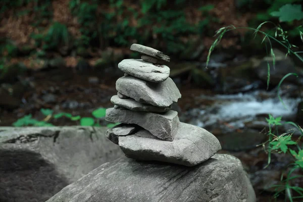 Багато Складених Каменів Біля Струмка Лісі — стокове фото