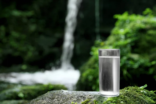 Glas Sauberen Wassers Der Nähe Des Bergwasserfalls Freien Raum Für — Stockfoto