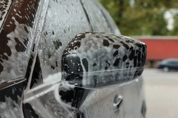 Καθρέπτης Πλαϊνής Όψης Αυτοκινήτου Αφρό Καθαρισμού Στο Πλυντήριο Αυτοκινήτων Κοντινό — Φωτογραφία Αρχείου
