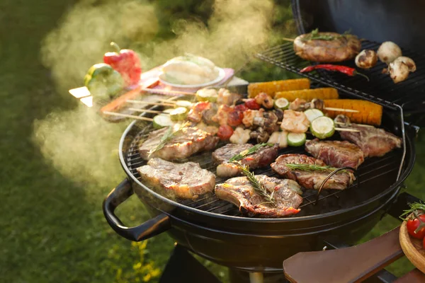 Cocinar Carne Verduras Parrilla Barbacoa Aire Libre — Foto de Stock