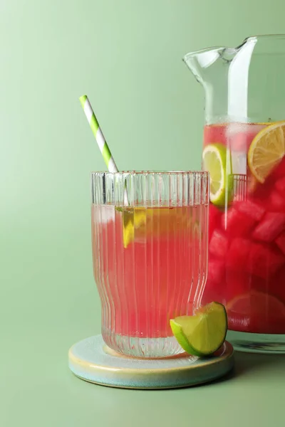 Leckeres Sommer Wassermelonengetränk Mit Limette Krug Und Glas Auf Hellgrünem — Stockfoto