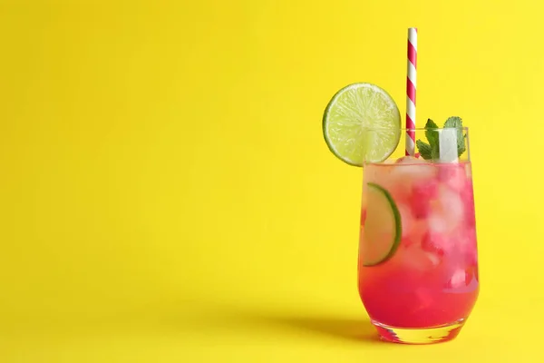 Leckeres Sommer Wassermelonengetränk Mit Limette Glas Auf Gelbem Hintergrund Raum — Stockfoto