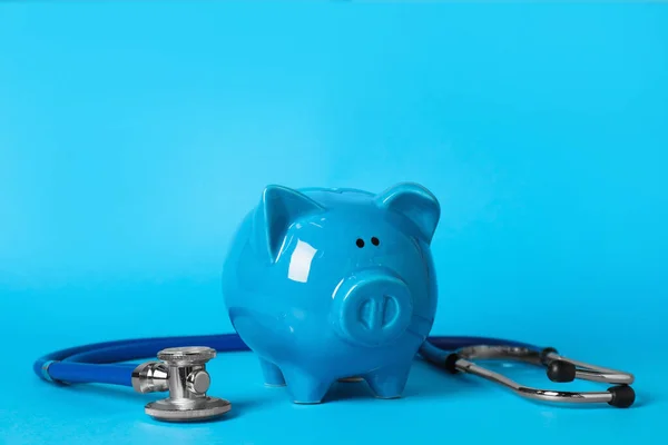 Keramické Prasátko Banka Stetoskop Světle Modrém Pozadí Zdravotní Pojištění — Stock fotografie