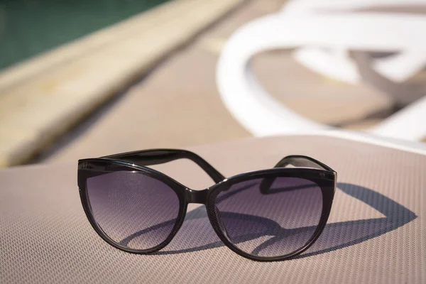 Stylowe Okulary Przeciwsłoneczne Szarym Leżaku Akcesoria Plaży Zbliżenie — Zdjęcie stockowe