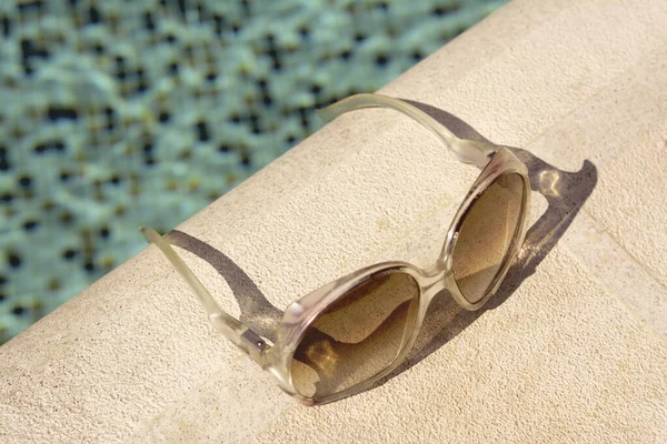 Güneşli Bir Günde Açık Havuzun Yanında Şık Güneş Gözlükleri — Stok fotoğraf