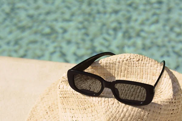 Stylowy Kapelusz Okulary Przeciwsłoneczne Rozmytym Tle Zbliżenie — Zdjęcie stockowe