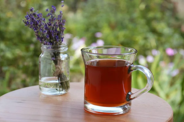 Όμορφα Άνθη Λεβάντας Και Φλιτζάνι Αρωματικό Τσάι Ξύλινο Τραπέζι — Φωτογραφία Αρχείου