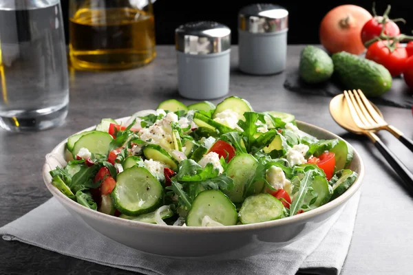 Teller Mit Köstlichem Gurkensalat Auf Grauem Tisch Serviert — Stockfoto
