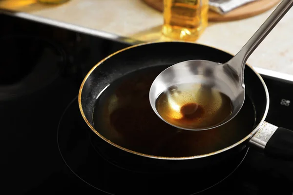 Коляска Використаною Кулінарною Олією Над Сковородою Плиті — стокове фото
