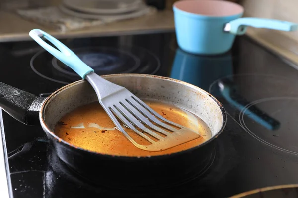 Сковородка Лопаткой Использованное Масло Приготовления Пищи Плите — стоковое фото