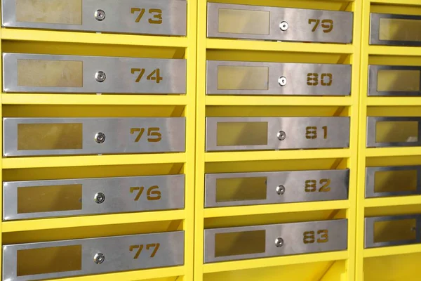 鍵穴と番号を背景に多くの閉じた金属製のメールボックス — ストック写真