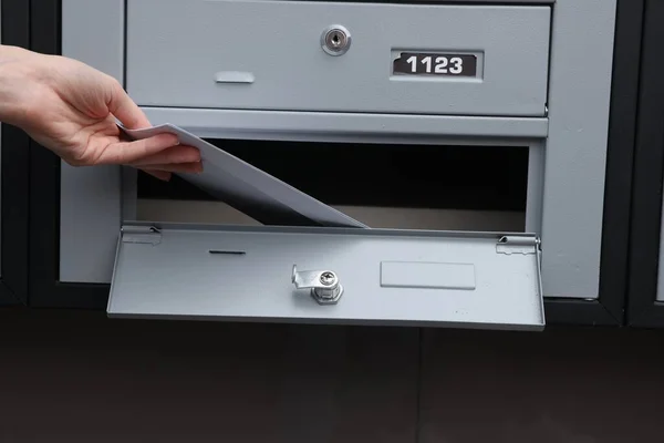 Женщина Вынимает Конверты Почтового Ящика Помещении Крупным Планом — стоковое фото