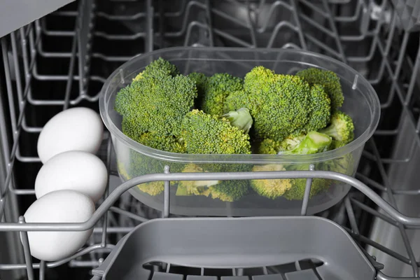 Memasak Brokoli Mentah Dan Telur Mesin Cuci Piring Modern Closeup — Stok Foto