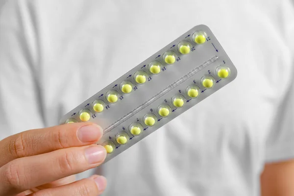 Mulher Segurando Bolha Com Pílulas Anticoncepcionais Close — Fotografia de Stock