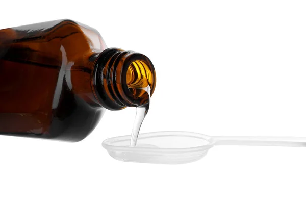 Wsypywanie Syropu Łyżki Butelki Wyizolowanej Biało Bliska Kaszel Leki Przeziębienie — Zdjęcie stockowe