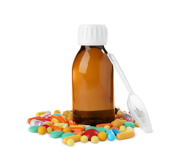 シロップのボトル 白い背景に丸薬とプラスチックスプーン 咳と風邪薬 — ストック写真