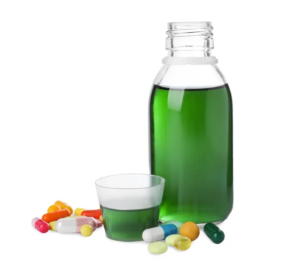 Pillen Fles Met Maatbeker Siroop Witte Achtergrond Hoest Verkoudheid Geneeskunde — Stockfoto