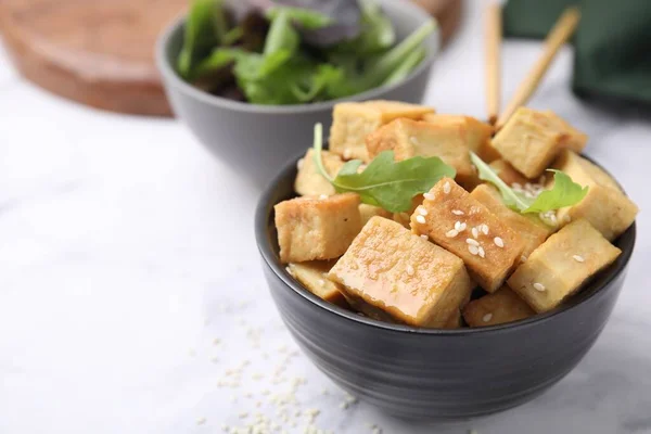 Délicieux Tofu Frit Basilic Graines Sésame Dans Bol Sur Une — Photo