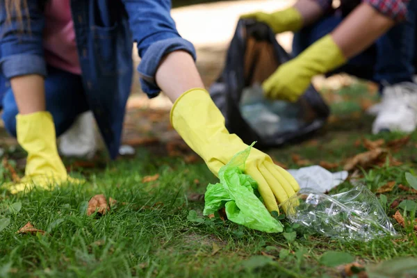 公園でゴミを収集する女性 クローズアップビュー — ストック写真