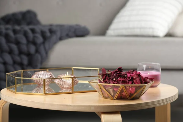 テーブルの上のボウルと燃焼ろうそくの乾燥花の芳香族ポプリ屋内 — ストック写真