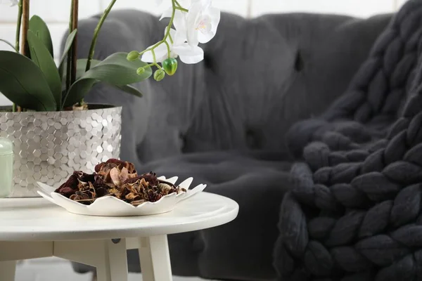 Aromatisches Potpourri Aus Getrockneten Blumen Teller Und Schönen Zimmerpflanzen Auf — Stockfoto
