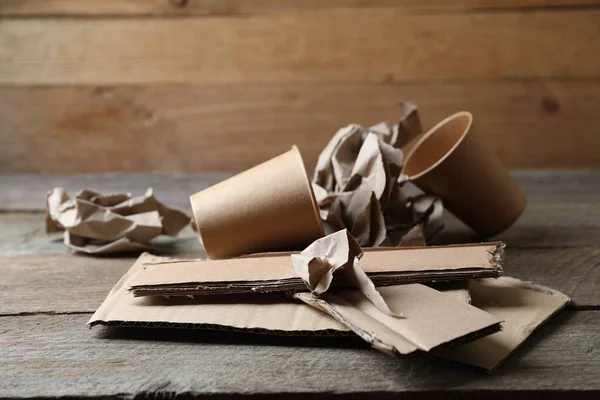 Hromada Papírového Odpadu Dřevěném Stole — Stock fotografie