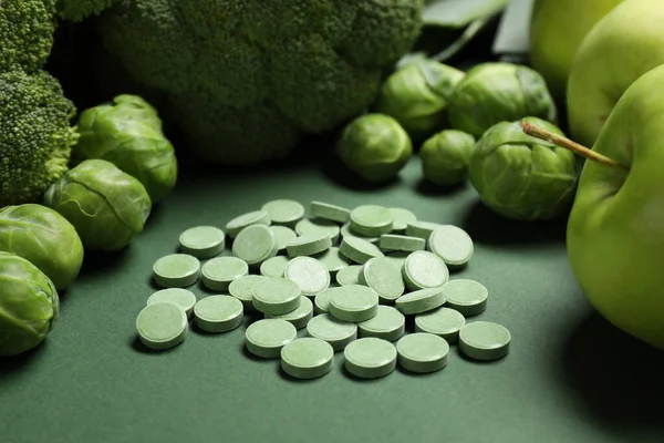 Stapel Von Pillen Und Lebensmitteln Auf Grünem Hintergrund Präbiotische Präparate — Stockfoto