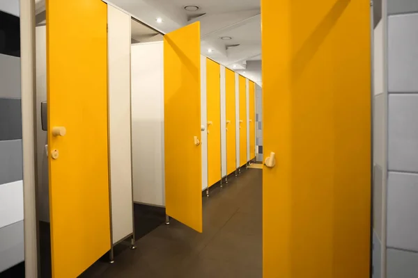 Интерьер Общественного Туалета Ярко Желтыми Киосками — стоковое фото
