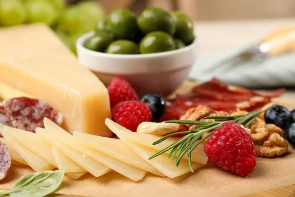 Set Snack Con Delizioso Formaggio Parmigiano Tavola Legno Primo Piano — Foto Stock