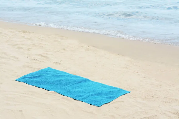 Μπλε Πετσέτα Αμμώδη Παραλία Κοντά Στη Θάλασσα Χώρος Για Κείμενο — Φωτογραφία Αρχείου