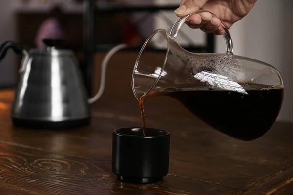 Barista Kávét Tölt Csészébe Asztalnál Kávézó Közelkép — Stock Fotó
