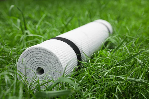 Weiße Karemat Oder Fitnessmatte Auf Grünem Gras Freien Nahaufnahme — Stockfoto