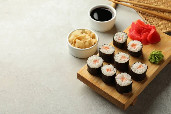 Chutné Sushi Rolky Podávané Šedém Stole Mezera Pro Text — Stock fotografie
