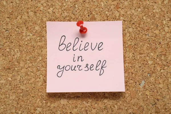 Зауважте Фразою Believe Yourself Прикріпленою Дошки Мотиваційна Цитата — стокове фото
