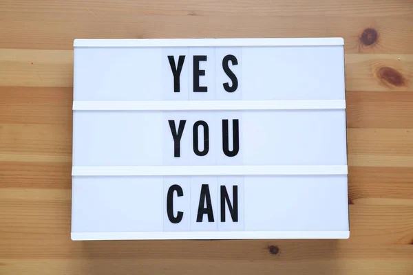 Φωτιστικό Κουτί Φράση Yes You Can Ξύλινο Τραπέζι Πάνω Όψη — Φωτογραφία Αρχείου