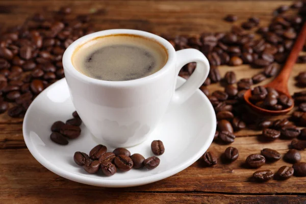 Tasse Heißer Aromatischer Kaffee Und Geröstete Bohnen Auf Holztisch Platz — Stockfoto
