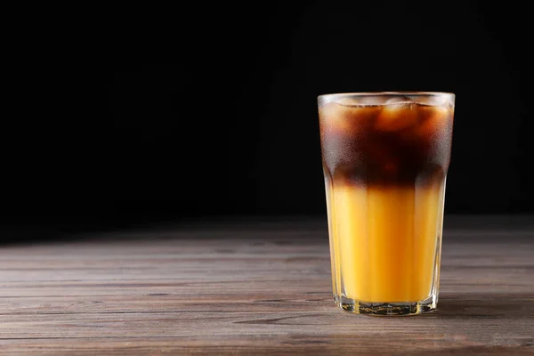 Bebida Refrescante Saborosa Com Café Suco Laranja Mesa Madeira Espaço — Fotografia de Stock