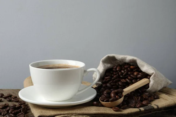 Ahşap Masada Bir Fincan Aromatik Kahve Fasulye — Stok fotoğraf