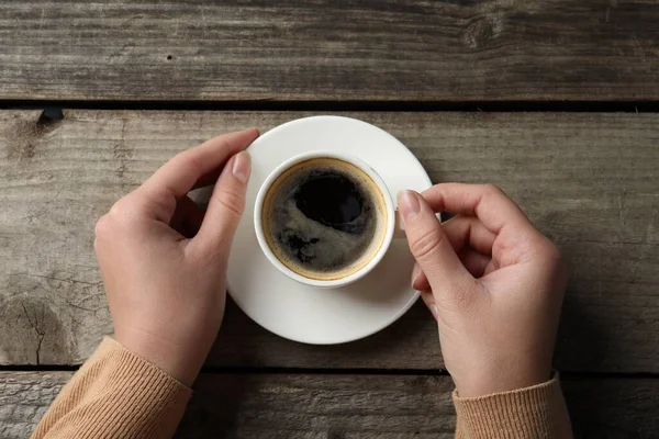 Vrouw Met Kopje Hete Aromatische Koffie Aan Houten Tafel Bovenaanzicht — Stockfoto