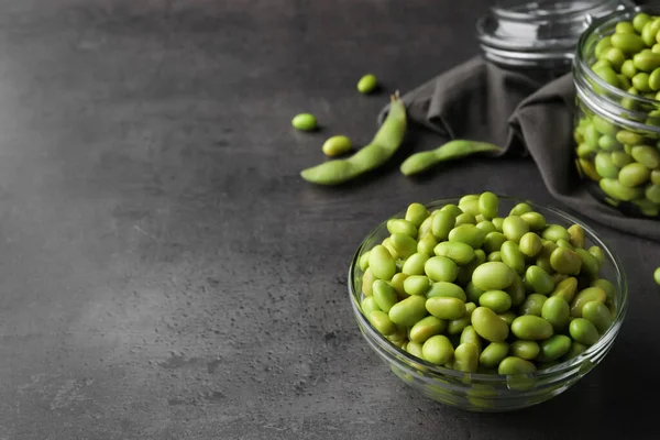 灰色のテーブルの上においしい枝豆のボウル テキストのためのスペース — ストック写真