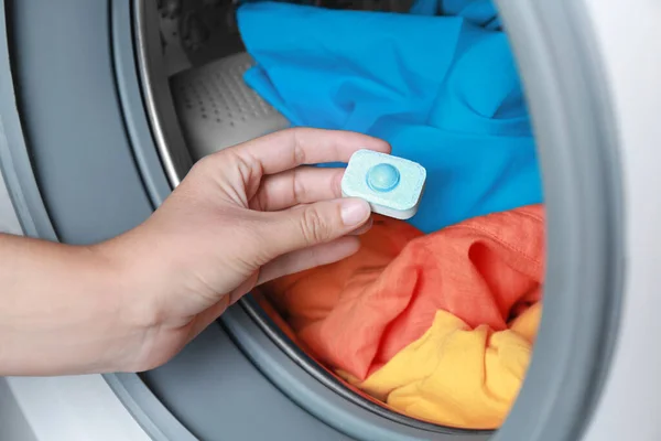 Kadın Çamaşır Makinesine Yumuşatıcı Koyuyor Yakın Plan — Stok fotoğraf