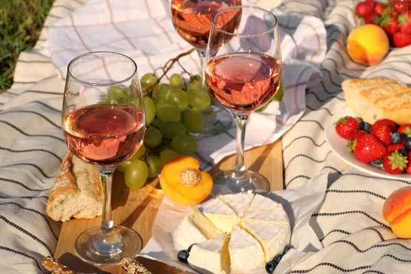 Окуляри Смачного Трояндового Вина Їжі Білому Пікніку Відкритому Повітрі — стокове фото
