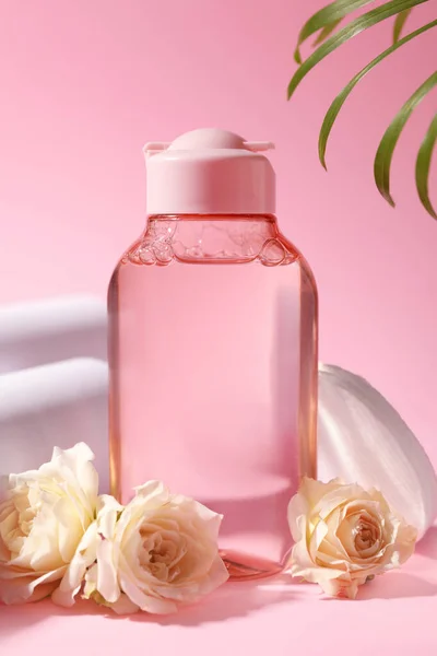 Butelka Wody Micelarnej Róże Podkładki Bawełniane Różowym Tle — Zdjęcie stockowe
