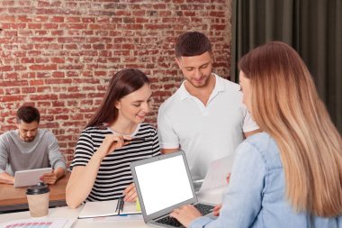 Ofiste birlikte çalışan çalışanlar.