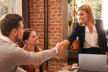 İş kadını, çalışanlarıyla ofisinde toplantı yapıyor. Bayan patron.